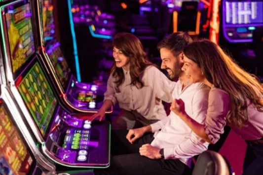 Antarmuka aplikasi tim138 menampilkan dashboard utama dengan permainan live-dealer dan slot