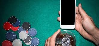 Layar live-dealer tim138 menampilkan permainan blackjack dengan dealer asli